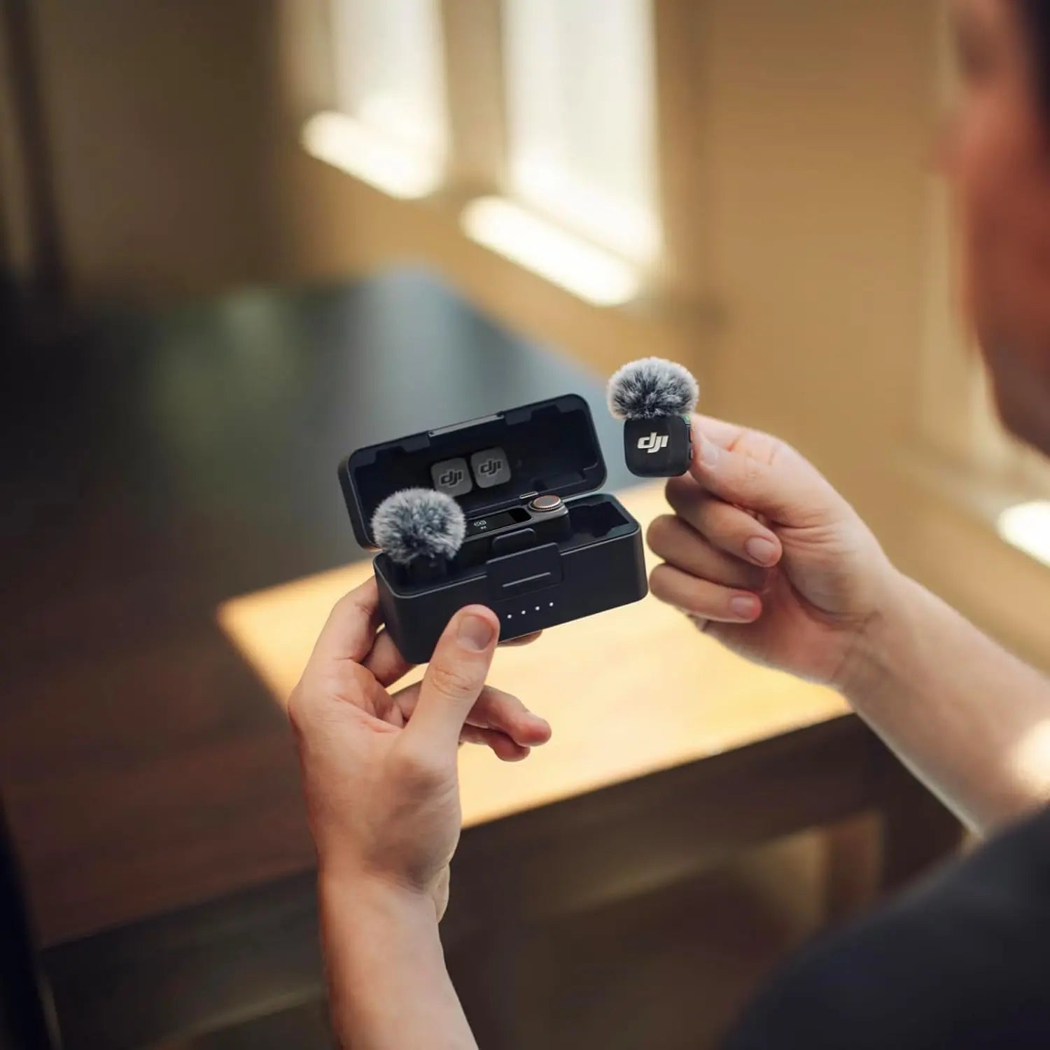 DJI Mic 3 – Sistem brezžičnih lavalier mikrofonov (kompleta 1TX+1RX / 2TX+1RX) s polnilno torbico, prilagodljiv nadzor ojačenja